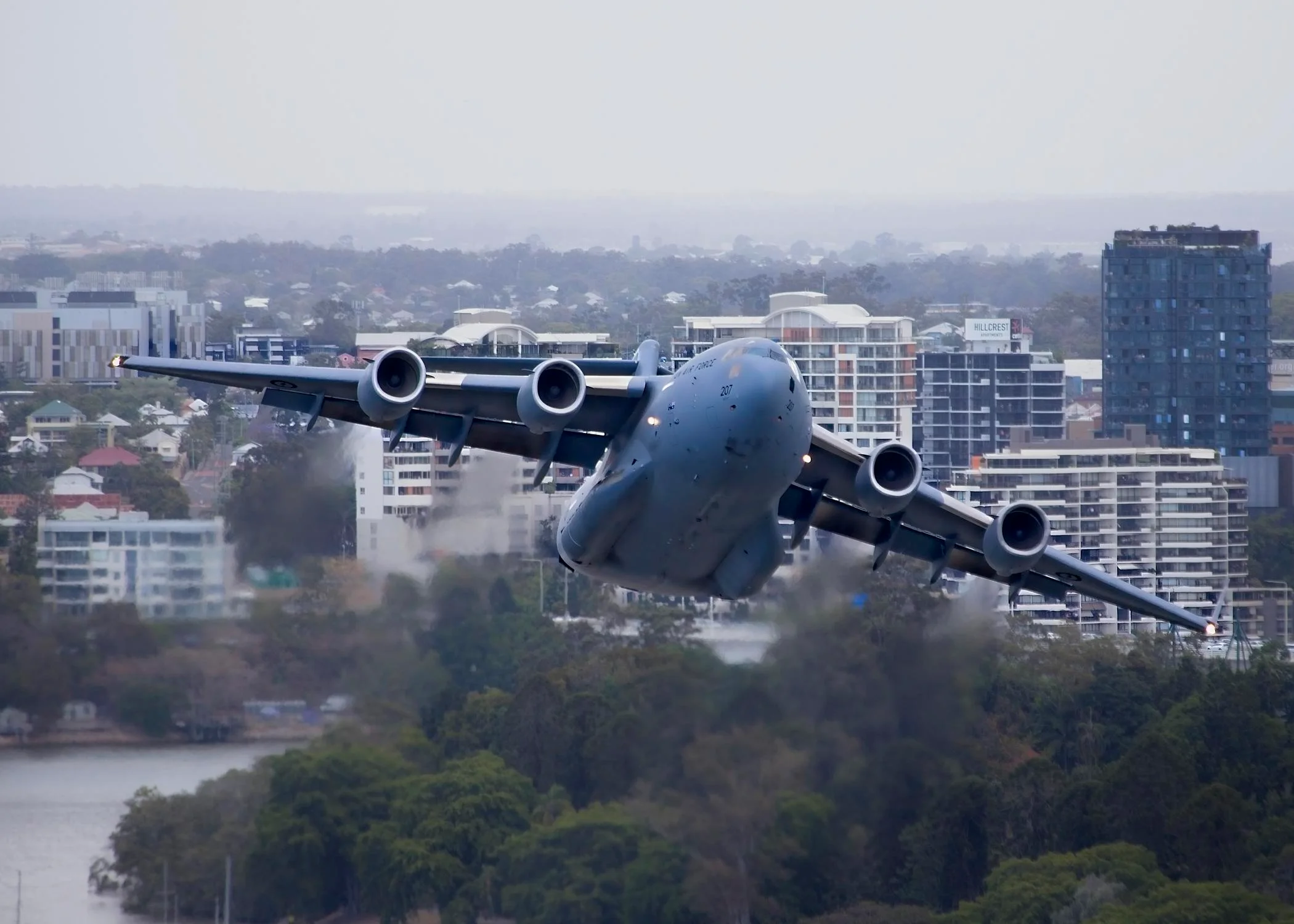 Εντυπωσιακές εικόνες από C-17 που πετά ανάμεσα σε ουρανοξύστες