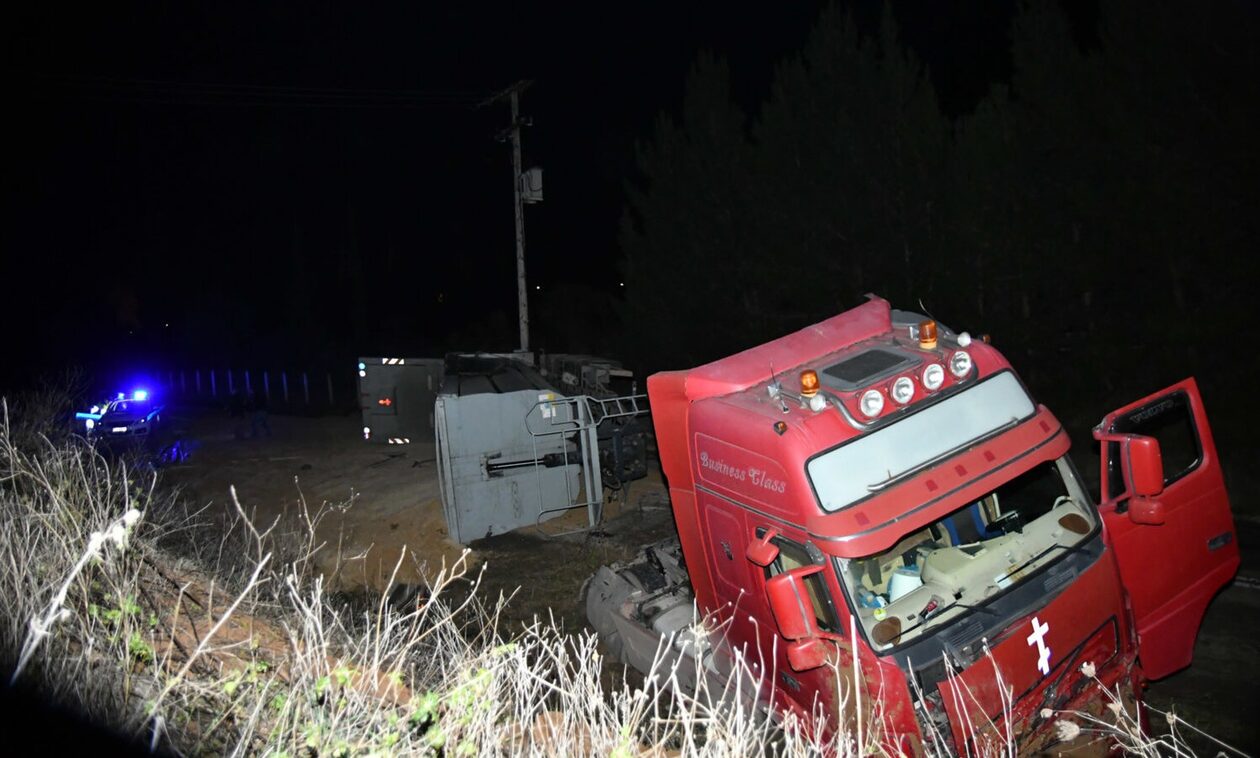Λάρισα: Γέμισε ο δρόμος σιτηρά από ανατροπή φορτηγού (φωτό)
