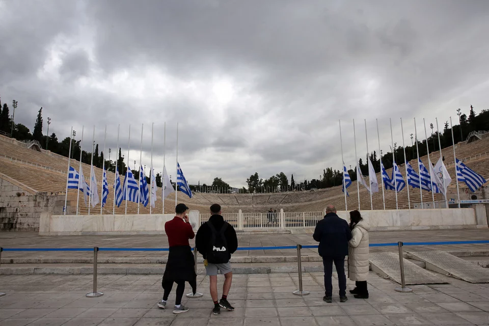 Μεσίστιες οι σημαίες στο Καλλιμάρμαρο για τον τέως Βασιλιά Κωνσταντίνο – Φόρος τιμής και στη Δανία (φωτό)