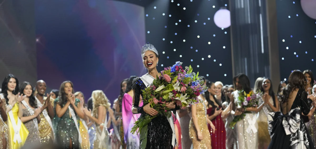 Miss Universe 2022: Η 28χρονη Μις ΗΠΑ κατέκτησε το στέμμα – Το top 16 και οι εστεμμένες (βίντεο)