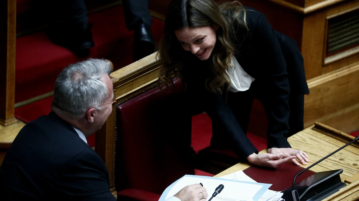 Το «πηγαδάκι» του Μ.Βορίδη με την Ε.Αχτσιόγλου στη Βουλή (φωτο)