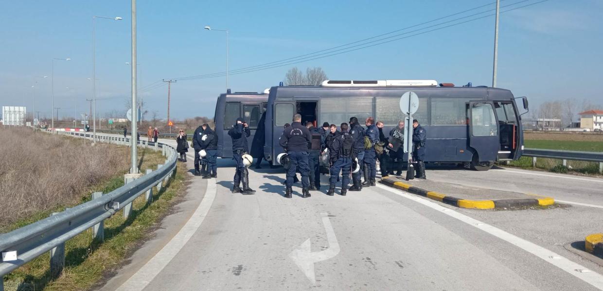 Τα ΜΑΤ έκλεισαν τους δρόμους στην Καρδίτσα – Ένταση με χημικά κατά των αγροτών (βίντεο)