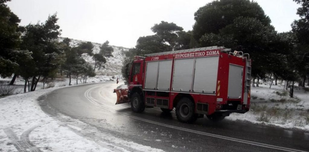 Ρέθυμνο: Πενταμελής οικογένεια εγκλωβίστηκε στα χιόνια – Επιχείρηση από την Πυροσβεστική