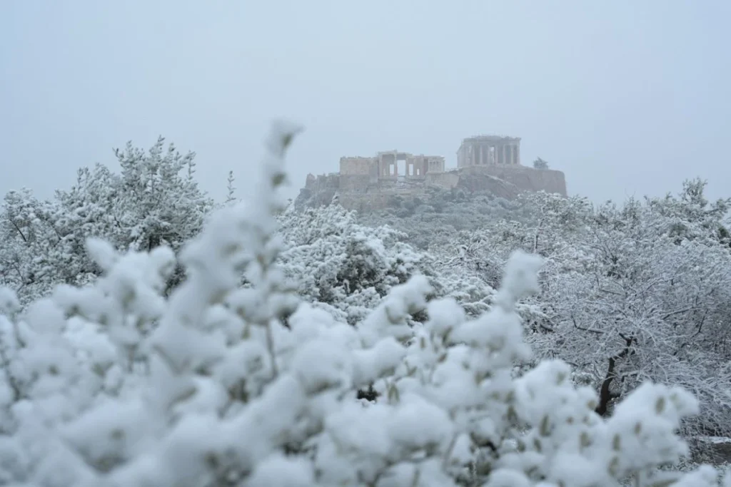 Καιρός: Συνεχίζονται οι χιονοπτώσεις στην Αττική και την Τρίτη 7/2