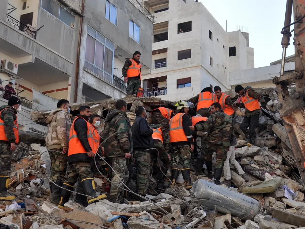 Συρία: Μόνο  Ρώσοι και Αρμένιοι βγάζουν από τα ερείπια ανθρώπους – Όλοι οι άλλοι απόντες