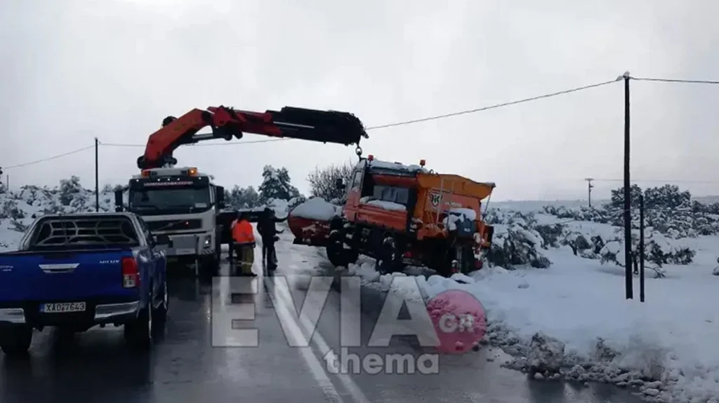 Εύβοια: Εκχιονιστικό μηχάνημα βρέθηκε εκτός δρόμου στους Καθενούς (βίντεο)