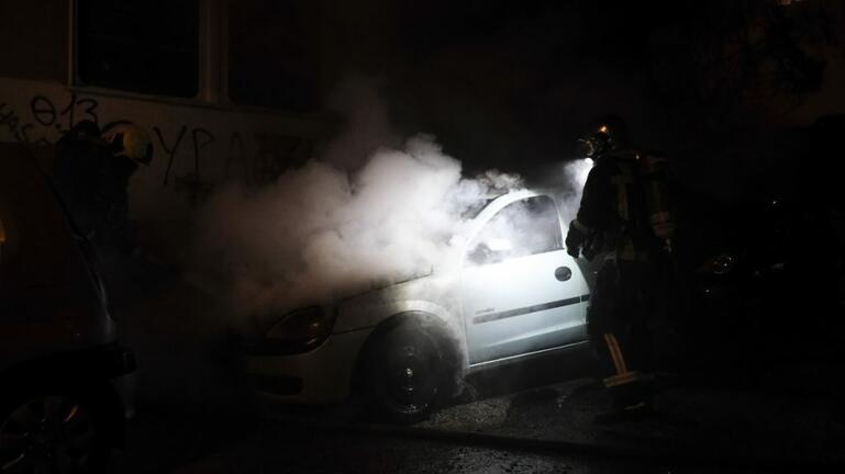 Φωτιά σε αυτοκίνητο εν κινήσει στο κέντρο της Καλαμάτας (βίντεο)