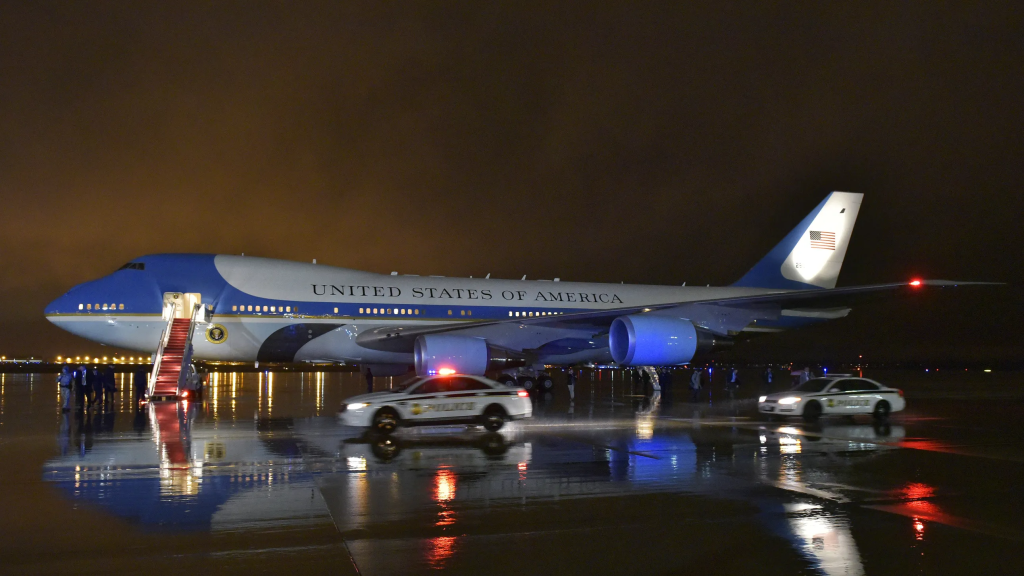 Air Force One: Ο άνδρας που έπεσε από τα σκαλιά του αεροσκάφους στην Πολωνία (βίντεο)