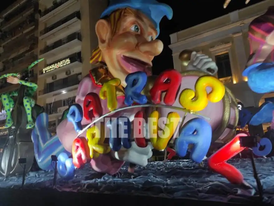 Πατρινό καρναβάλι: «Βουλιάζει» από κόσμο η πόλη – Στους δρόμους τα φωταγωγημένα άρματα (φωτο-βίντεο)