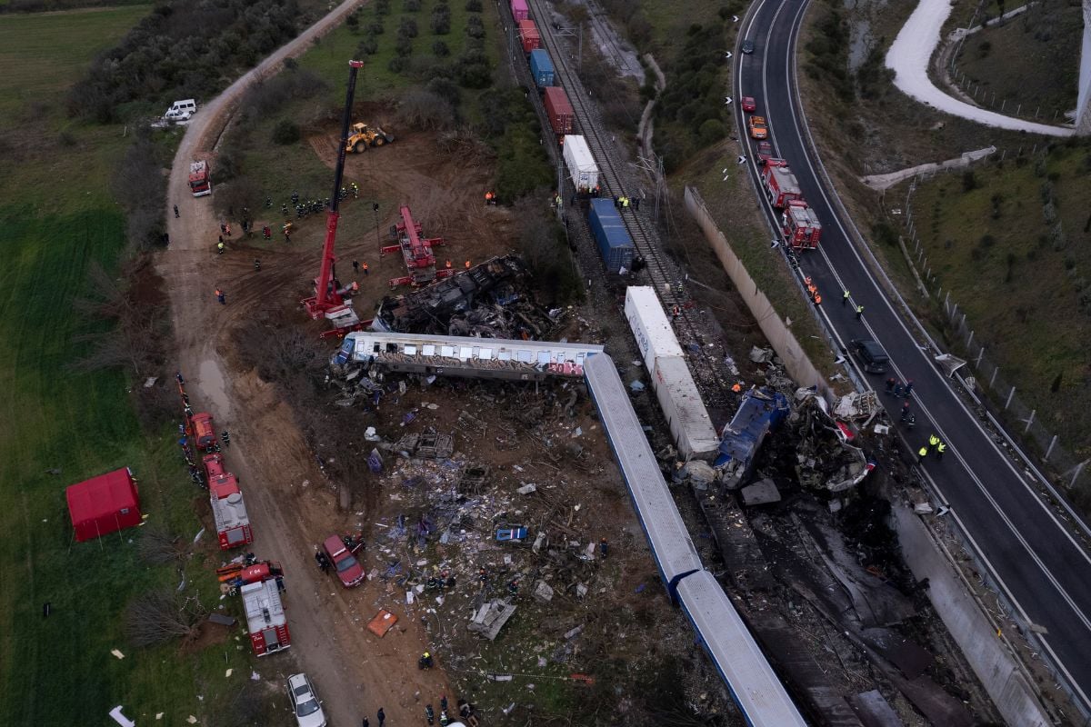 Τέμπη: Διασώστες εντοπίζουν ανθρώπινα μέλη – «Δεν μπορούμε να προσδιορίσουμε σε ποιον ανήκουν»