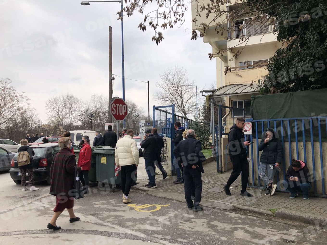 Δραματικές στιγμές έξω από το Γενικό Νοσοκομείο Λάρισας για τους συγγενείς θυμάτων από την τραγωδία στα Τέμπη