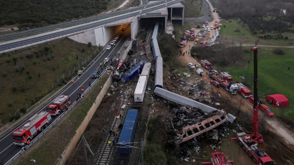 Τέμπη: «Σπαράζουν» καρδιές οι εικόνες έξω από το νοσοκομείο Λάρισας – «Μας φέρνουν συνέχεια παιδιά», λένε (φώτο)