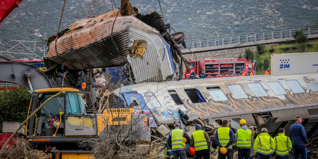 «Αναποδογυρίζαμε και καιγόμασταν μέσα στο βαγόνι» – Νέες μαρτυρίες από την τραγωδία στα Τέμπη