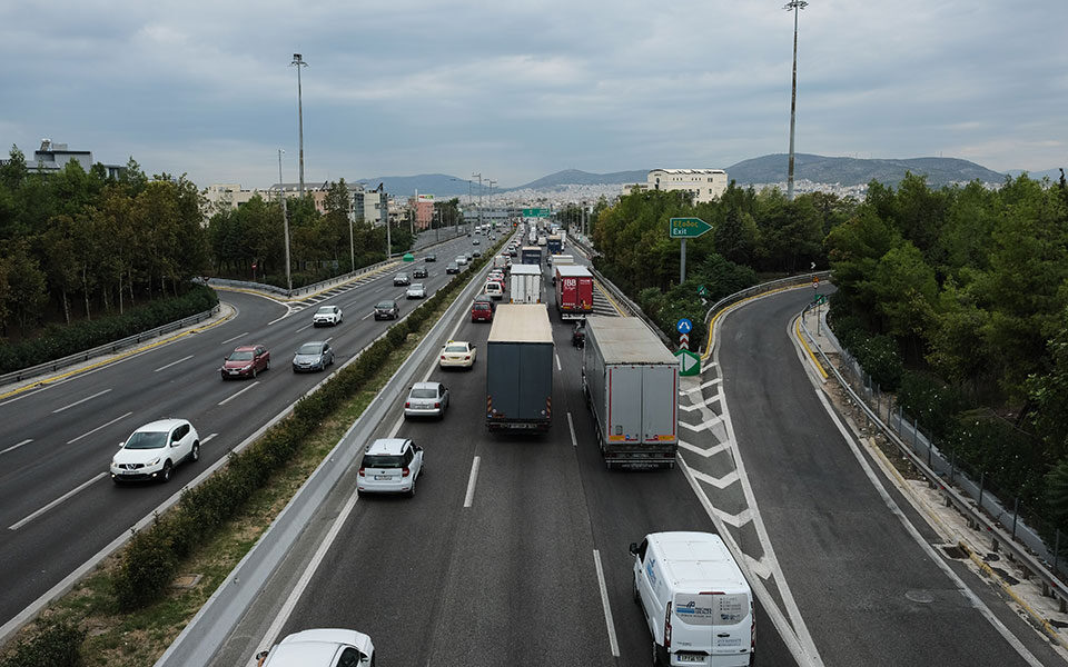 Κίνηση: Σύγκρουση ΙΧ στην Αττική Οδό – Πού καταγράφονται προβλήματα