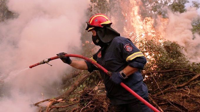 Ολονύχτια «μάχη» για τη φωτιά στην Ιεράπετρα – 84χρονος έκαιγε κλαδιά