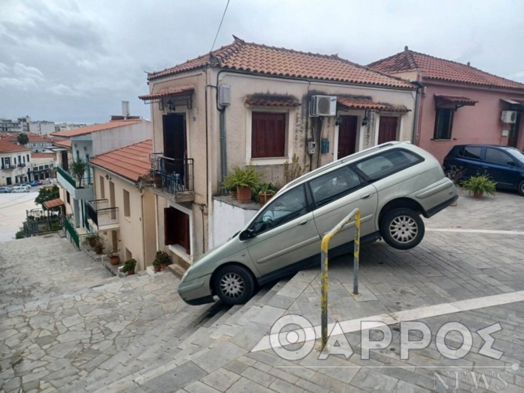 Καλαμάτα: Οδηγός 92 ετών κατέβηκε τα σκαλιά του Δημοτικού Ωδείου με το αυτοκίνητο (φώτο)