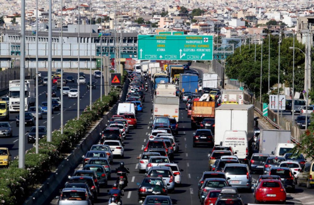 Κυκλοφοριακό κομφούζιο στην κάθοδο του Κηφισού μετά από τροχαίο στο ύψος των Αγίων Αναργύρων