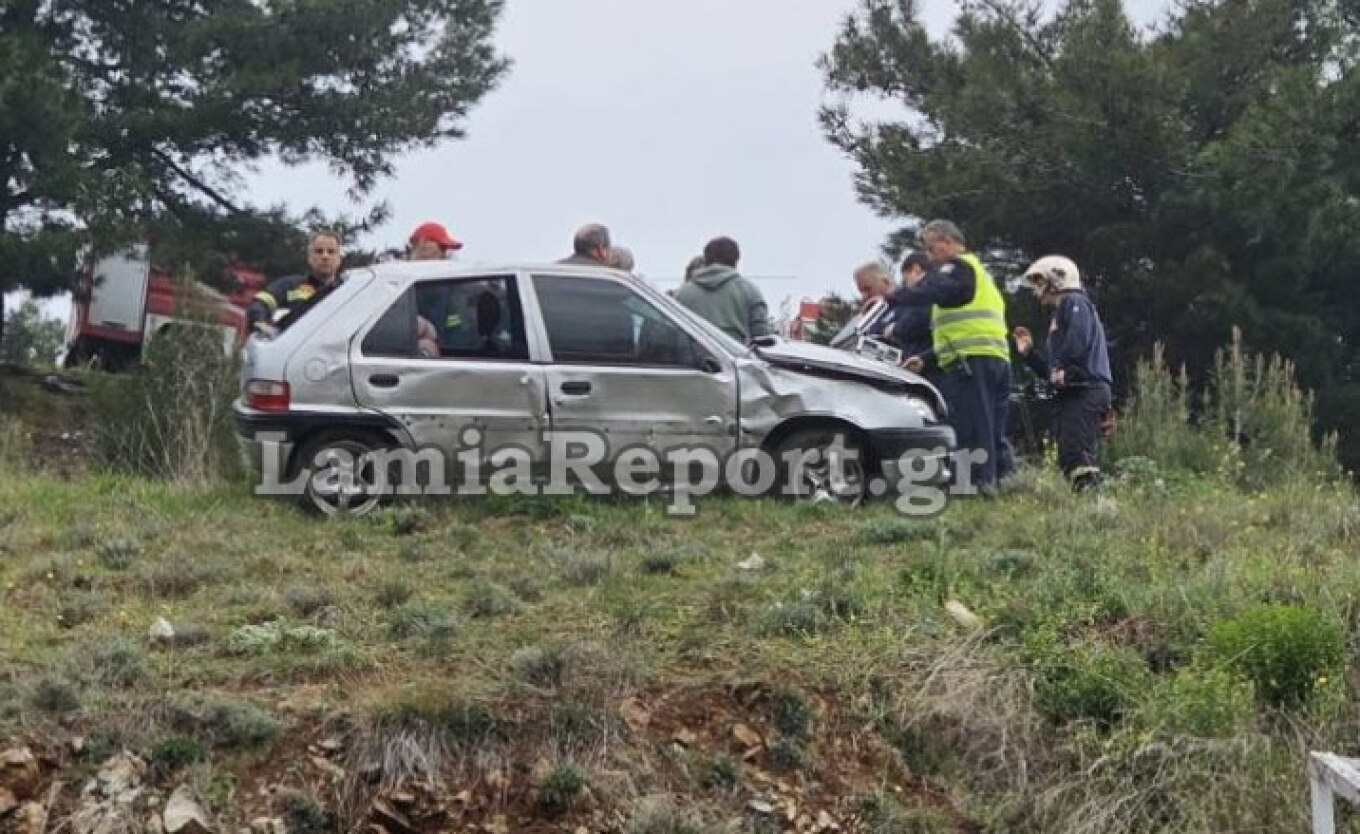 Λαμία: Αυτοκίνητο έπεσε στον γκρεμό του περιφερειακού – Σώθηκε από θαύμα η οδηγός (βίντεο)