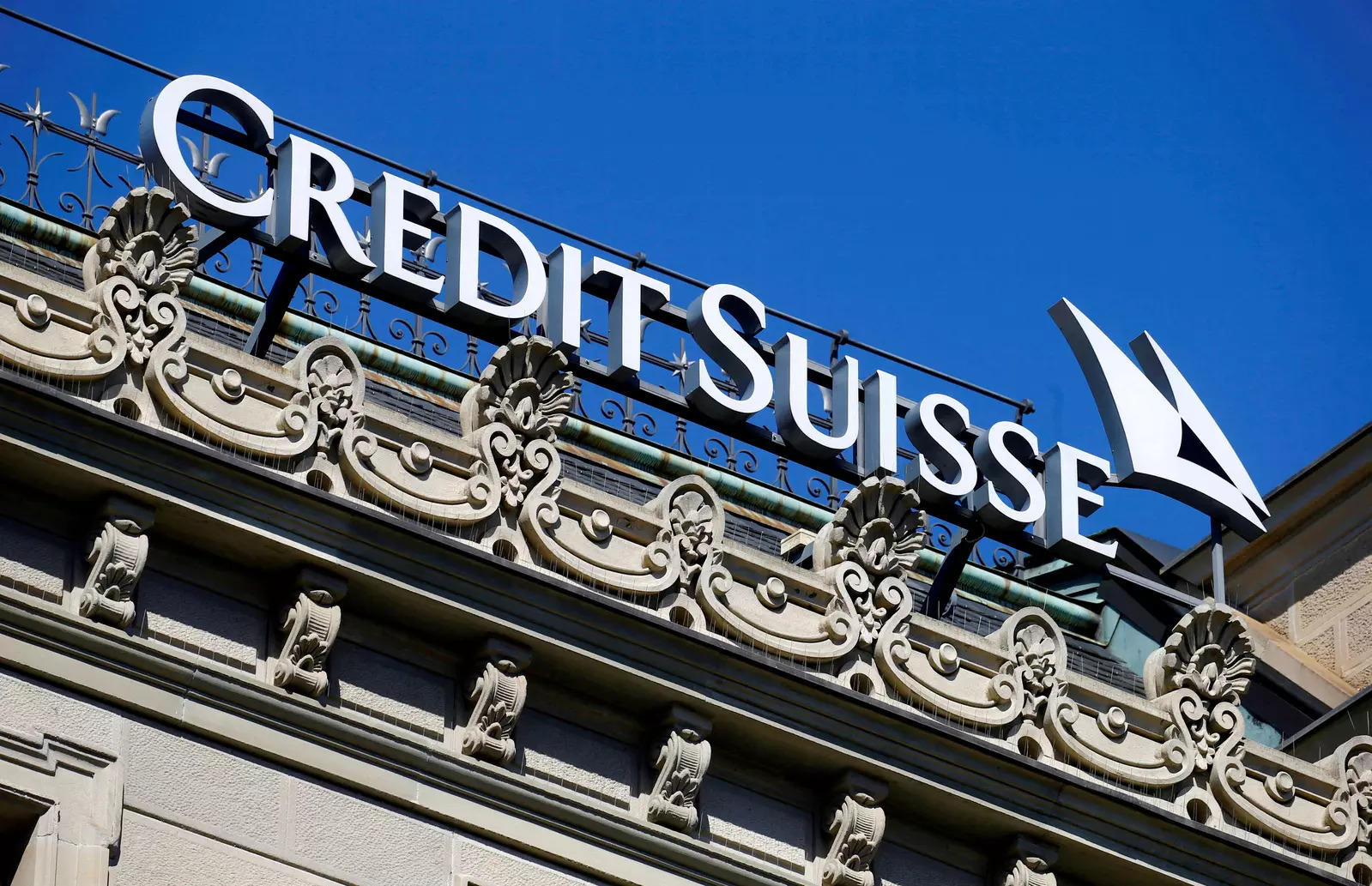 Credit Suisse: 140 εκατομμύρια δολάρια έβγαλαν όσοι πόνταραν στην κατάρρευσή της