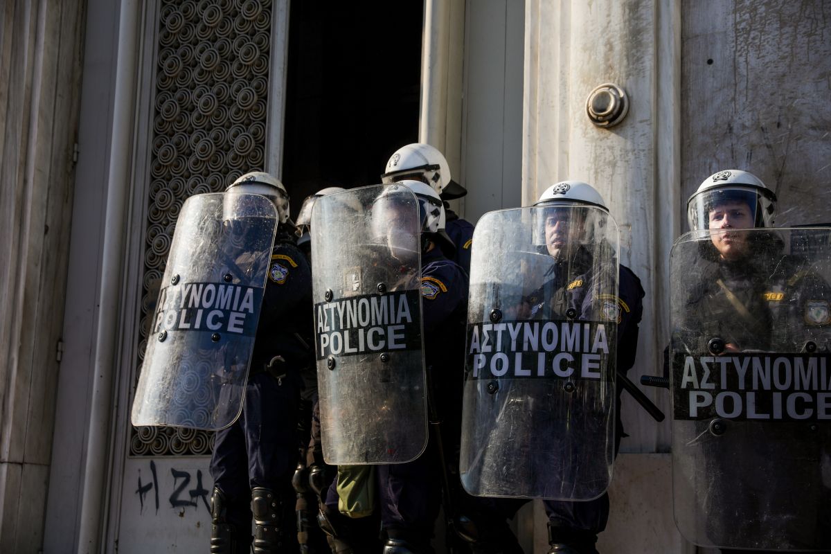 Ομάδα κουκουλοφόρων πέταξε βόμβες μολότοφ στην έδρα των ΜΑΤ στο Γουδί