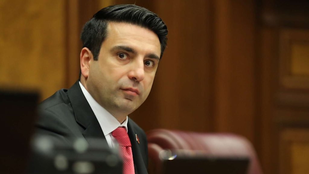Αρμενία: Ο πρόεδρος της Βουλής έφτυσε στο πρόσωπο έναν πολίτη που τον αποκάλεσε προδότη