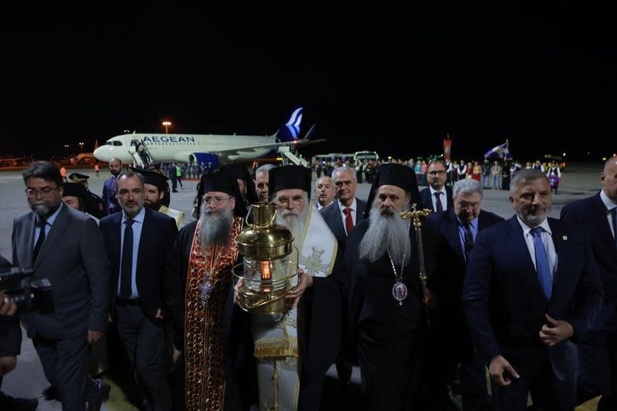 Έφτασε με ειδική πτήση στην Ελλάδα το Άγιο Φως – Πώς θα μεταφερθεί σε όλη τη χώρα