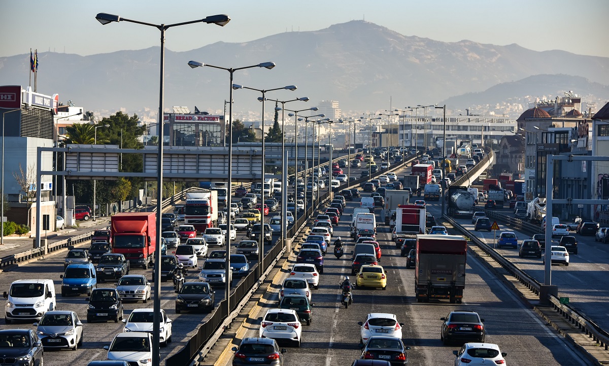 Μποτιλιάρισμα στην κάθοδο Κηφισού λόγω τροχαίου στο ύψος της Λαχαναγοράς – Μια λωρίδα ανοιχτή