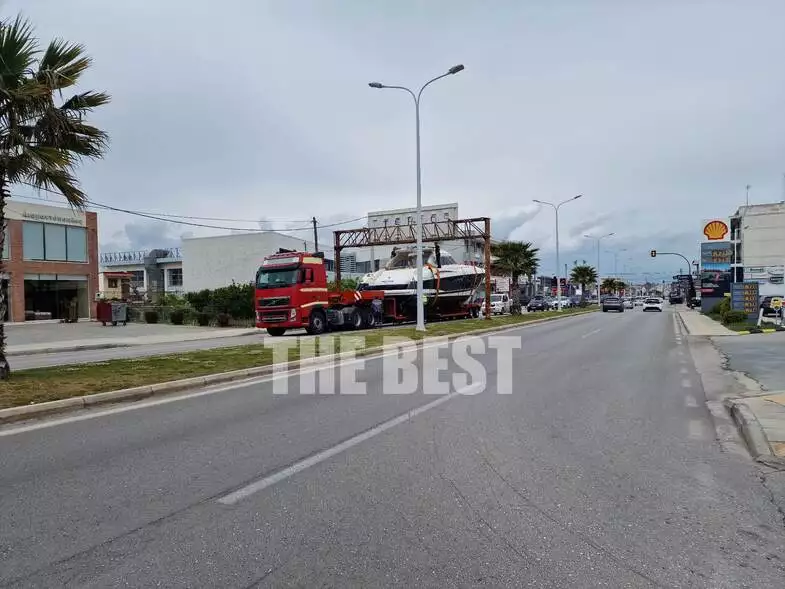 Σκάφος προκάλεσε… μποτιλιάρισμα στην Ε.Ο. Πατρών – Κορίνθου (φώτο)