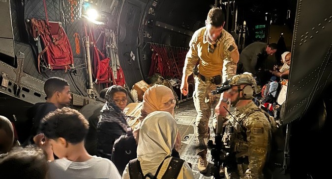 Προσγειώθηκε στην Ελευσίνα το C-130 με τους Έλληνες πολίτες από το Σουδάν