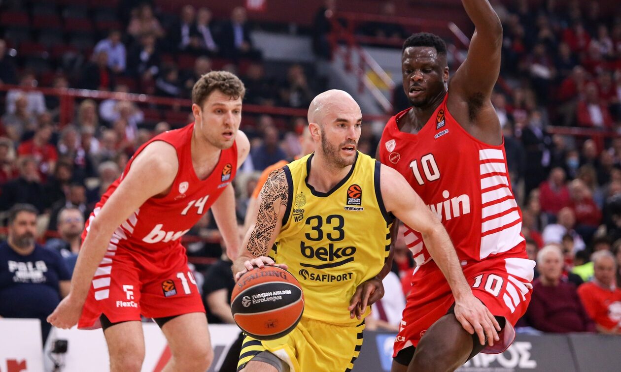 Euroleague: Η Φενέρμπαχτσε ισοφάρισε τη σειρά σε 1-1 νικώντας τον Ολυμπιακό με 82-78 μέσα στο «ΣΕΦ»