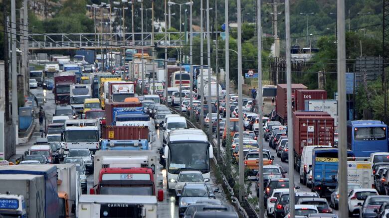 Φορτηγό συγκρούστηκε με ΙΧ αυτοκίνητο στην Αττική Οδό στο ύψος της Μεταμόρφωσης – Ένας τραυματίας