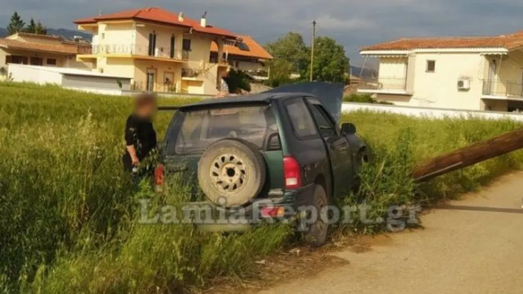 Σοβαρό τροχαίο στο Λιανοκλάδι: 83χρονος έπεσε πάνω σε κολόνα – Την έκοψε από την ρίζα (φωτό)