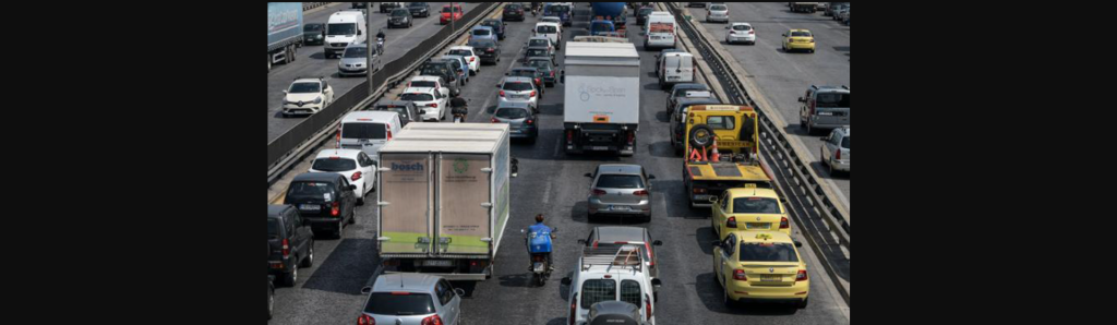 Σύγκρουση αυτοκινήτου με μοτοσικλέτα στην έξοδο για Καρέα – Αυξημένη η κίνηση στην περιοχή