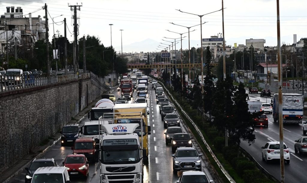 Στο «κόκκινο» η κίνηση στους δρόμους – Δείτε ποιους να αποφύγετε