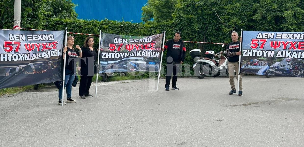 Η διαμαρτυρία για την τραγωδία στα Τέμπη πριν την ομιλία του Κ.Μητσοτάκη και ο «σιωπηλός» Κ.Καραμανλής