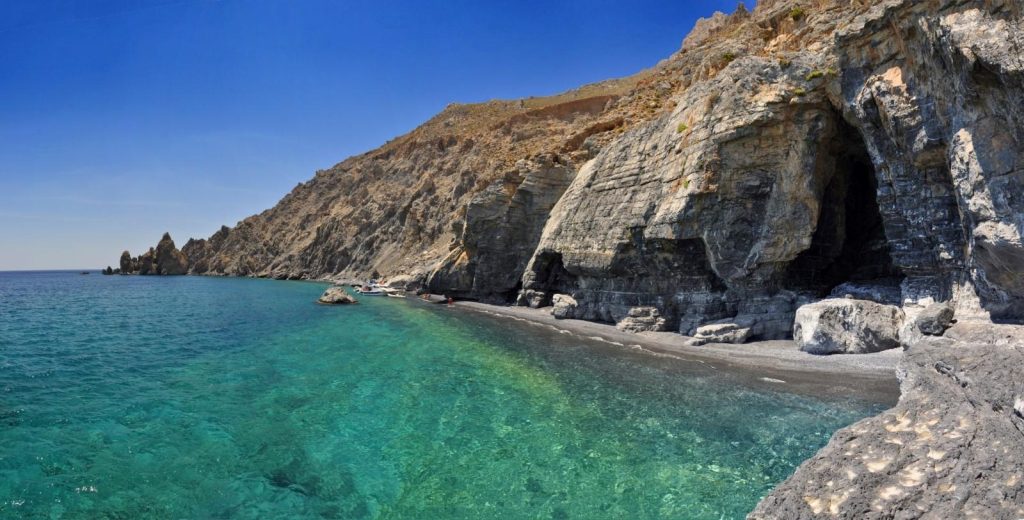 Κρήτη: Η κρυμμένη παραλία με τη μαύρη άμμο, τις σπηλιές και τα χρωματιστά νερά