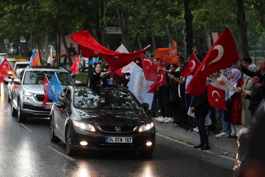 Τουρκία: Στους δρόμους οι υποστηρικτές του Ρ.Τ.Ερντογάν – Πανηγυρίζουν τη νίκη του (φωτο)