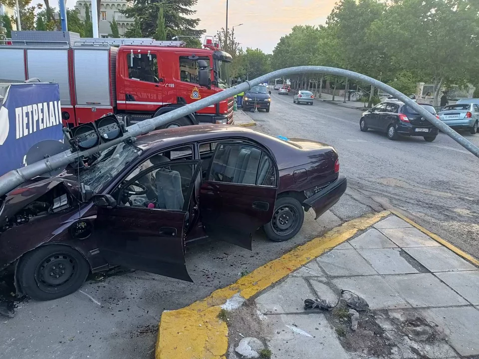 Τροχαίο στην Κηφισιά: Σε φωτεινό σηματοδότη και πινακίδα «καρφώθηκαν» τα ΙΧ (φωτο)