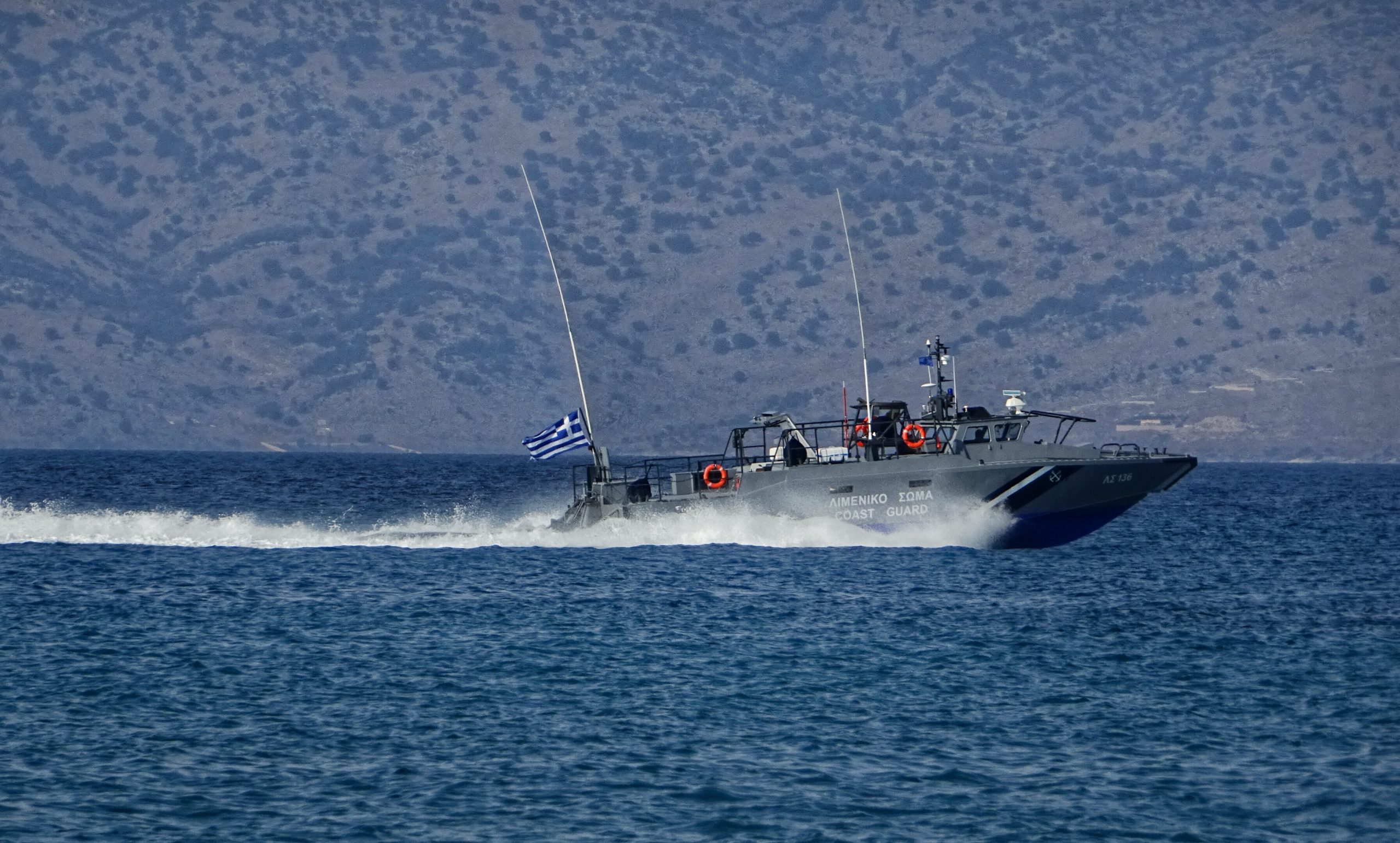 Συνελήφθη διακινητής που μετέφερε 17 παράνομους μετανάστες στην Κω