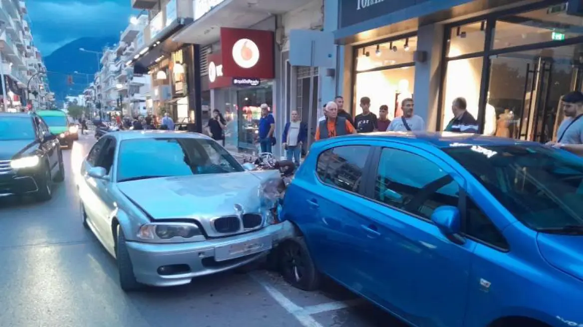 Καλαμάτα: ΙΧ έκανε «τρελή» πορεία στο κέντρο της πόλης – Προσέκρουσε σε σταθμευμένα οχήματα (φώτο)