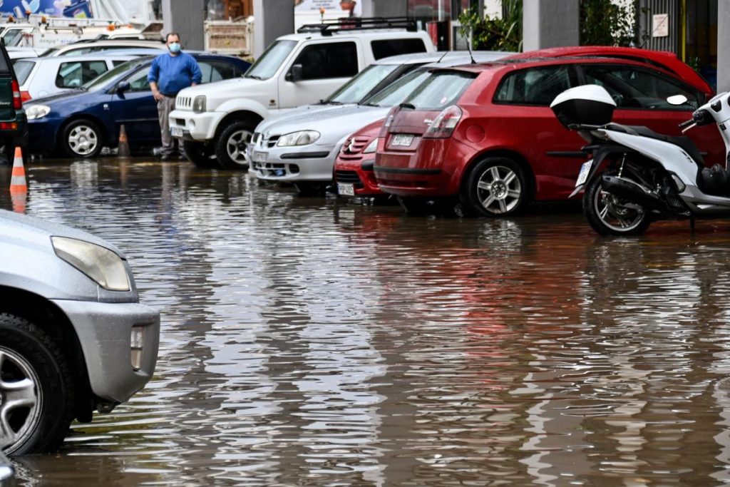 Η κακοκαιρία «σφυροκοπά» και την Χαλκιδική: Σε ποιους δρόμους έχει διακοπεί η κυκλοφορία