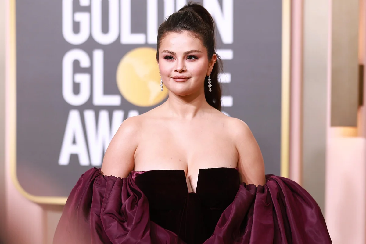 Η Selena Gomez ποζάρει φορώντας το μαγιό της με φόντο το απέραντο γαλάζιο και «εκτοξεύει» τη θερμοκρασία (φώτο)