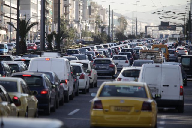 Στο «κόκκινο» η κίνηση από το πρωί της Κυριακής στην Αττική Οδό – Μποτιλιάρισμα στα διόδια Ελευσίνας (upd)