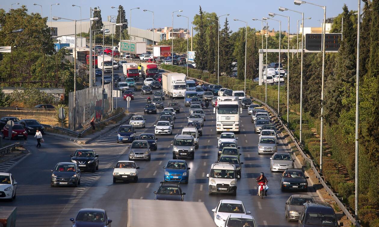 Στο «κόκκινο» η κίνηση στην Αττική Οδό – Καραμπόλα τριών οχημάτων στο ρεύμα προς Ελευσίνα (χάρτης)