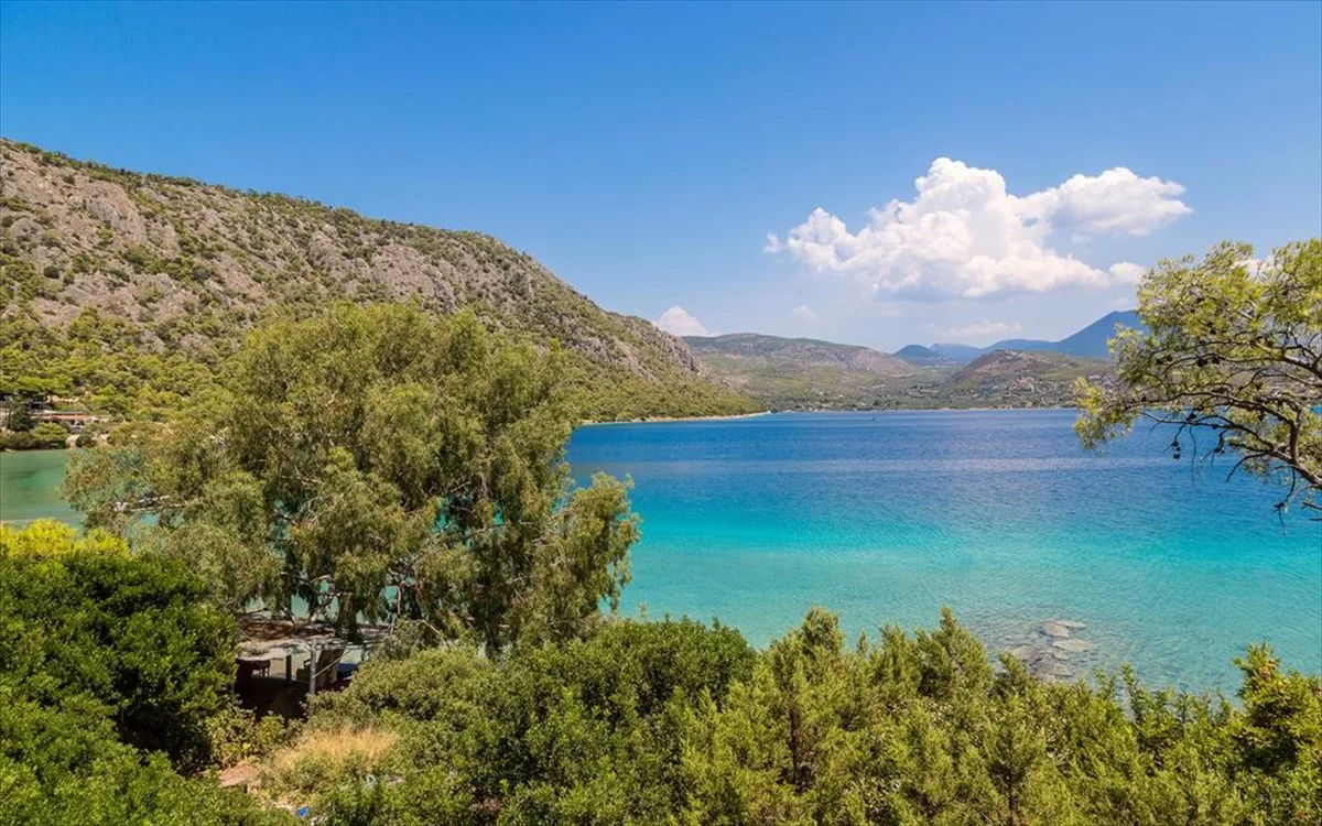 «Παράγκες»: H πανέμορφη κρυφή παραλία στη Βουλιαγμένη που γνωρίζουν λίγοι (βίντεο)