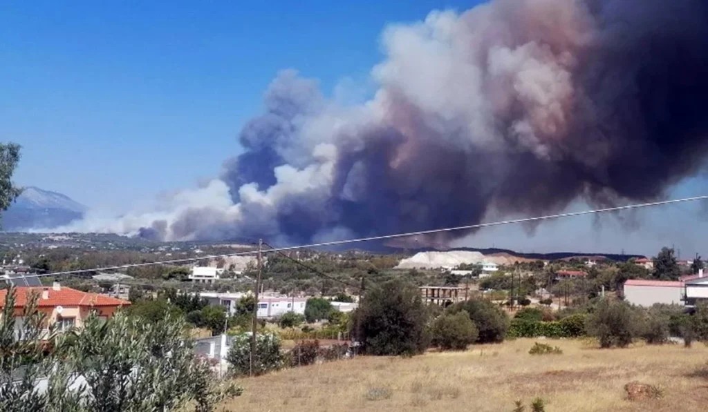 Φωτιά στο Λουτράκι: Κλείνει η Εθνική οδός από τους Αγίους Θεοδώρους έως τον κόμβο της Επιδαύρου