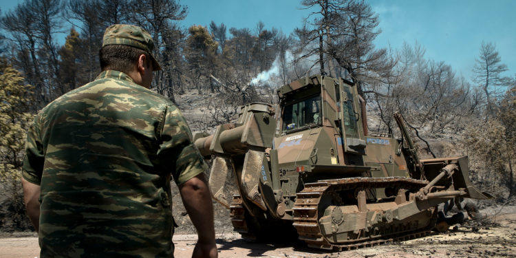 Στη μάχη με τις φλόγες ρίχτηκαν και οι Ένοπλες Δυνάμεις – Συντονισμός με την Πυροσβεστική