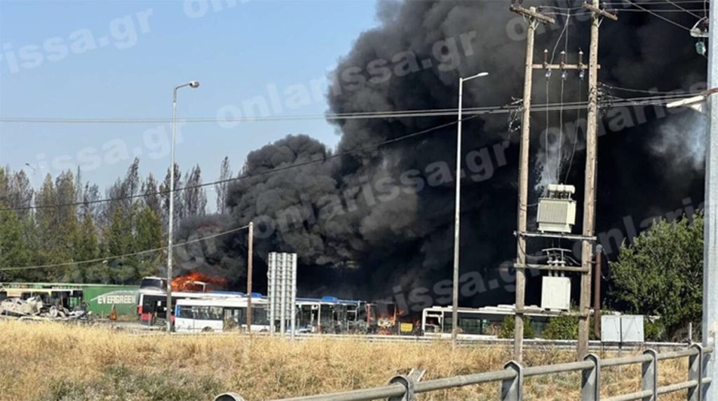 Μαίνεται η φωτιά στη Λάρισα: Έκλεισε η εθνική οδός στον κόμβο του Πλατυκάμπου – Καίγονται σταθμευμένα λεωφορεία