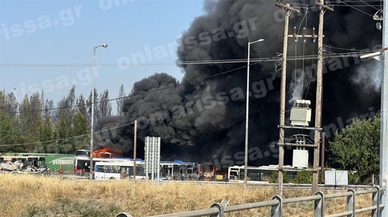 Μαίνεται η φωτιά στη Λάρισα: Έκλεισε η εθνική οδός στον κόμβο του Πλατυκάμπου – Καίγονται σταθμευμένα λεωφορεία