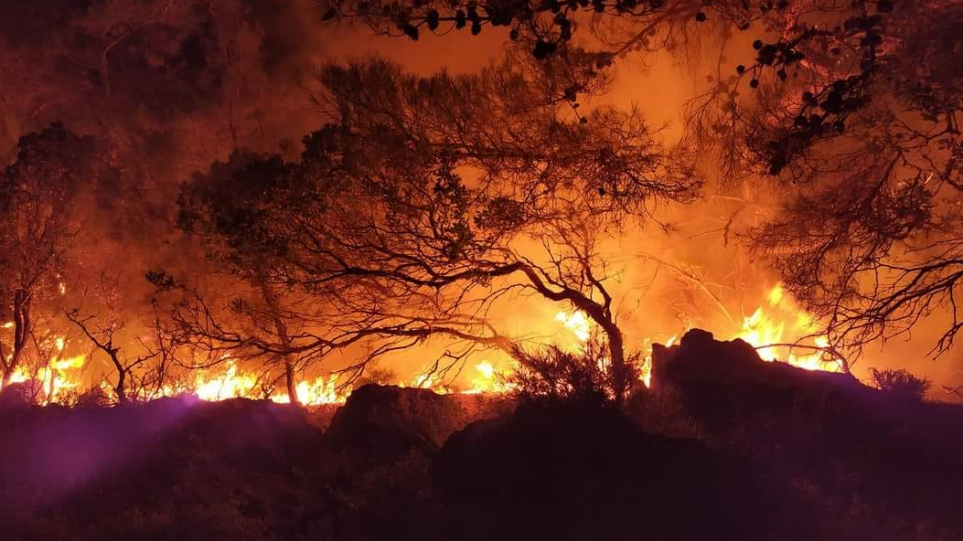 Φωτιά στη Ρόδο: Στο νοσοκομείο ένας πυροσβέστης – Ολονύχτια προβλέπεται η μάχη με τις φλόγες (upd)